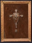 Crucifxo em bronze e madeira, com ametista, emoldurado, medidas do crucifixo 43 x 25 e medidas da moldura em madeira entalhada 73 x 55 cm.