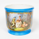 Sèvres - França Séc XIX, lindo cachepot em porcelana na cor azul celeste e ouro decorado com cena romântica e paisagem com casario, 20 cm e diâmetro 20 cm. Em ótimo estado de conservação.