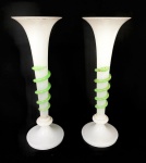 França Séc XIX - Lindo par de vasos formato corneta em opalina branca, base redonda com espiral em forma de serpente na cor verde, resquícios de douração, em perfeito estado. Altura 40 cm.