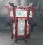 Antiga lanterna chinesa sextavada, confeccionada em madeira envernizada, com ricos entalhes terminad