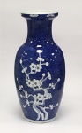 China / Jingdezhen Blue and White Plum Blossom Basket Vase on Ice Ground  Vaso azul e branco em porc
