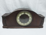 (113)Relógio carrilhão de mesa em madeira com maquinário alemão da marca Kienzle, com 3 cordas