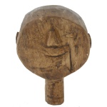 Antiga escultura africana em madeira, representando cabeça masculina sorridente com rosto circular. 22 x 16 x 11 cm. Peça pertencente ao acervo da Família de Paulo Fachini.