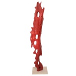 ELI TOSTA - Escultura em madeira de cor vermelha representado tronco de árvore. Assinada. Base quadrangular baixa em mármore bege. 142 x 20 cm.