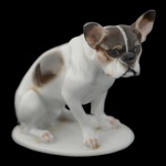 ROSENTHAL BAVARIA - Pequena estatueta em porcelana alemã, policromada, representando cachorro. No fundo marca da manufatura. 8 x 10 x 5 cm.