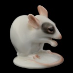 ROSENTHAL BAVARIA - Pequena estatueta em porcelana alemã policromada, representando ratinho. No fundo marca da manufatura. 4 x 4 x 3 cm.