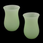 Par de pequenos e singelos vasos em opalina na cor verde. 6 x 4 cm.