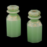 Par de pequenos e singelos frascos cilíndricos em opalina na cor verde com detalhes em ouro. 7 x 3 cm.