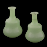 Par de perfumeiros sem suas tampas em opalina na cor verde. 10 x 7 cm.