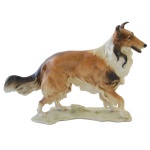HUTSCHENREUTHER, GERMANY, KUNSTABTEILUNG - Estatueta em porcelana alemã, policromada representando cachorro Colie. No fundo marca da manufatura. 20 x 26 cm.