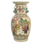 Vaso em porcelana padrão China Exportação conhecido popularmente como Mandarim. Reservas em representações de cenas cotidianas chinesas entre moldurados de representação floral. 38 x 18 cm.