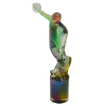 Discóbolo. Estatueta em cristal artístico de Murano predominando a cor verde. 44 x 20 cm.
