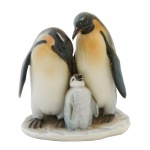 Grupo escultórico (Família de pinguins) em porcelana alemã policromada  12 x 10 x 8 cm.