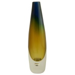 Kosta - Vaso em cristal sueco de formato cilíndrico, apresentando nuances das cores âmbar, verde e translucido. Marca no fundo da Cristallerie. 23 cm.