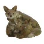 ROYAL COMPENHAGEN  Denmark - Família de Lobos. Estatueta em porcelana alemã policromada. Marca da manufatura no fundo da peça. 12 x 13 cm.