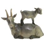 ROYAL COMPENHAGEN, Denmark - Família de Cabras. Estatueta em porcelana policromada. Marca da manufatura no fundo da peça. 10 x 14 cm.