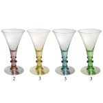 Conjunto constando de 11 elegantes taças em cristal coloridas, sendo 2 rose, 3 amarelas, 3 azuis e 3 verdes. 19 cm. Peça pertencente ao acervo da Família de Paulo Fachini.