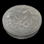 ETLING. France - Caixa circular em cristal francês, decoração em relevo. Apresenta bicado na parte interna da borda da tampa. 7 x 16 cm. Peça pertencente ao acervo da Família de Paulo Fachini.