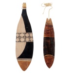 Lote constando de 2 peças indígenas em madeira policromada. 53 x 11 cm e 38 x 8 cm. Peça pertencente ao acervo da Família de Paulo Fachini.