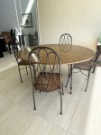 Belíssima mesa confeccionada em ferro fundido, tampão em Granito ,cadeira com assento em madeira. Pe