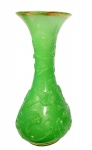 OPALINA BACCARAT - Vaso em opalina francesa de tonalidade verde , moldada por relevos em representaç
