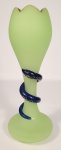 OPALINA BACCARAT- Belíssimo vaso decorativo em opalina na cor verde com bordas recortadas, com repre
