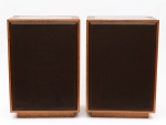 Par de caixas de som da década de 1960 confeccionadas em madeira. Funcionando. Peças de coleção.  Medida: 38 cm x 26 cm x 55 cm