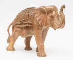 Escultura de elefante em madeira maciça entalhada. Índia, século XX. Medida: L: 40.cm  A:32 cm P: 20 cm