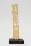 Escultura em marfim representando Deus egípcio com base em madeira. Possui marcas do tempo.  Altura escultura 24,5 x 5 (sem a base) altura total 27cm