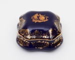 LIMOGES - FRANCE - Caixa porta joia em porcelana francesa na cor azul cobalto decorada por arabescos e cena galante ao centro com realces à ouro. Marca em sua base. Medida: 9x9x 5