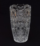 BOHEMIA - Elegante vaso em cristal translúcido alemão, ricamente lapidado à mão, decorado por decoração em relevo e de estrelas. Perfeito estado.  Medida: 30 cm x18 cm.