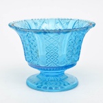 Compoteira em vidrão na cor azul ART DECO com rica lapidação. Início do século XX. Medida: 14,5 x 14,5 x 11cm.