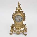 Relógio de mesa estilo Louis XV  confeccionado em bronze com finíssimo trabalho à cinzel, decorado com concheados e palmas de acantos, mostrador com algarismos romanos. QUARTZ. Peça d coleção. Medida: 20 x 9 x 39cm.