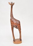 Imponente escultura decorativa, arte popular, representando Girafa em madeira. Em grande dimensão. Med 65 cm alt x 18 cm lar.