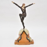 Demetre H. Chiparus "DANSEUSE DE KAPURTHALA" -   Magnífica Escultura Francesa Art Deco, em bronze e marfim, representando Isadora Dunca. Base em mármore ônix na tonalidade do âmbar. Altura 62 cm x 30 cm. Réplica autorizada francesa.