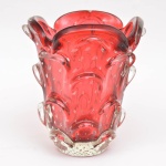 Imponente vaso em Murano vermelho, com detalhes em relevo que simulam pétalas de flor e ainda detalhe em bulicantes. Possui bicado em uma das pétalas de sua  borda. Med: 28 cm alt x 24 cm diam em sua borda e 10 cm diam em sua base.