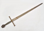 Espada estilo Excalibur, em bronze, com empunhadura coberta por fios. Medida: 120 x 26cm.