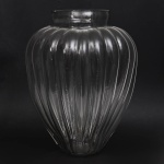GRANDE DIMENSÃO Vaso soprado em vidro translúcido em gomos. Medidas 42 x 42 x 60cm.