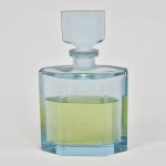 Antigo vidro de perfume, em cristal lapidado na cor azul.. Med:  21 cm alt x 13 cm comp x 7 cm larg.