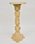 Coluna indiana vintage - reprodução em marfinite com relevo - dragões, mulheres, elefantes, elementos de amuletos da sorte - da década de 1970. Medida: 23 x 23 x 62cm.