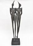 Vilma Noel - Grupo escultórico em bronze com base em mármore - Nu feminino - Assinada e com selo da Fundação Artística Zani Rio Brasil na perna de uma das esculturas. Base em mármore com desgastes em 3 pontos. Medidas: 90 cm (com base) 84 cm (sem base)