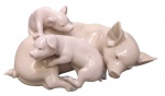LLADRÓ - Grupo escultórico representando família de leitões / porcos em porcelana espanhola. Marca de sua manufatura em sua base. Em ótimo estado de conservação.   Dimensões: 19 cm largura x 12 cm comprimento.