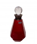 SAN CARLOS - garrafa em cristal na cor rubi, com tampa, bocal em metal. Dimensões: 28 cm altura - Base: 10 x 10.