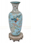 Grande e antigo vaso chinês em cloisonné, dinastia Qing, período Xianfeng (1850 - 1861) esmaltado no predominante tom azul decorado com flores, folhas e pássaros.  Em formato balaústre. Acompanha peanha. Marcas naturais do tempo, porém o esmalte está ótimo.Med: 90 CM X 40 CM AUTÊNTICOS, PERTENCEU AO GENERAL DIONÍSIO EVANGELISTA DE CASTRO CERQUEIRA Nascimento:2 de abril de 1847Curralinho;Morte:15 de fevereiro de 1910 (62 anos) Paris.  Possui um pequeno amassado na borda.