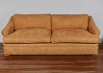 Um sofá estofado tom damasco de veludo dois lugares (faz par com o lote 185) . Retirada no Jardim Botânico com hora marcada. Medida: 216  cm largura x 85 cm x 75 cm .