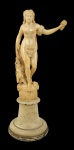 Bela escultura em marfim europeu, circa de 1800, representando figura feminina semidesnuda.