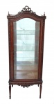 Vitrine estilo Luís XV em madeira entalhada, com laço de fita no ápice e na parte inferior. Porta e