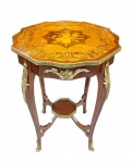 Elegante e bela mesa de apoio, estilo Louis XV, em madeira com marqueterie. Tampo se apoia sobre per