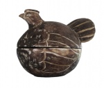Grande e bela galinha decorativa e porta objetos esculpida em bloco de madeira com riqueza de esmero. Medida 22x27cm.