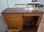 Máquina de costura com gabinete marca Singer modelo Ponto de Ouro, com pedal de comando  e com manual original. VEJA FOTOS EXTRA.